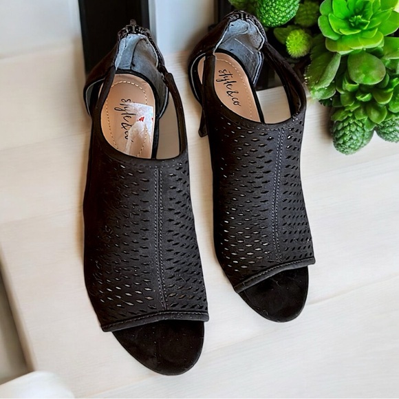 New Style & Co. Women’s Black  Haddiee Open Peep Toe Classic Ankle Shootie - Picture 3 of 16